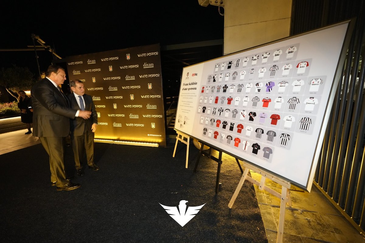 HaberKartali's tweet image. Hasan Arat, Dursun Özbek&apos;e 36 yıldır süren Beşiktaş - Beko birlikteliğini gösteriyor.