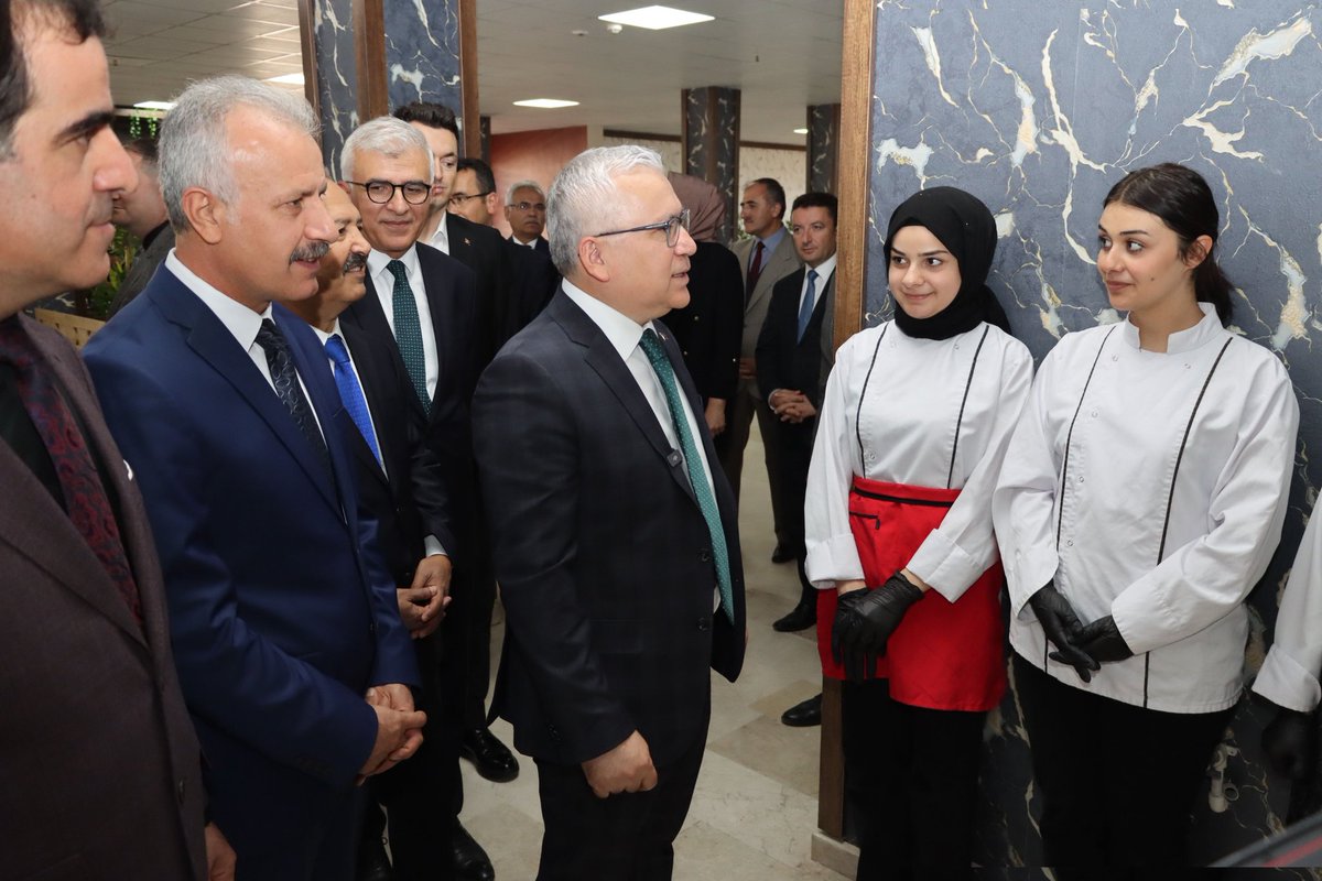 Valimiz Yılmaz Şimşek, Millî Eğitim Müdürümüz Necati Yener ile birlikte okullar bölgesinde hizmete açılan Hedef Lezzet Atölyesini ziyaret ederek incelemelerde bulundu. İl Emniyet Müdürü Burhan Akçay’ın da eşlik ettiği ziyarette mutfak ve yemekhane alanlarını gezen Şimşek, yemek