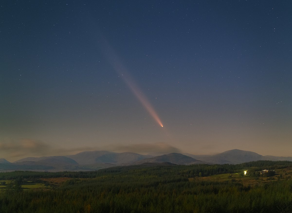 #Comet Tsuchinshan-ATLAS  over the Bluestack Mountains, #Donegal

14-10-2024 
#Canon 6D, Simga 70-300mm (70mm), Star Tracker
6 x 6sec, ISO 1600, F5