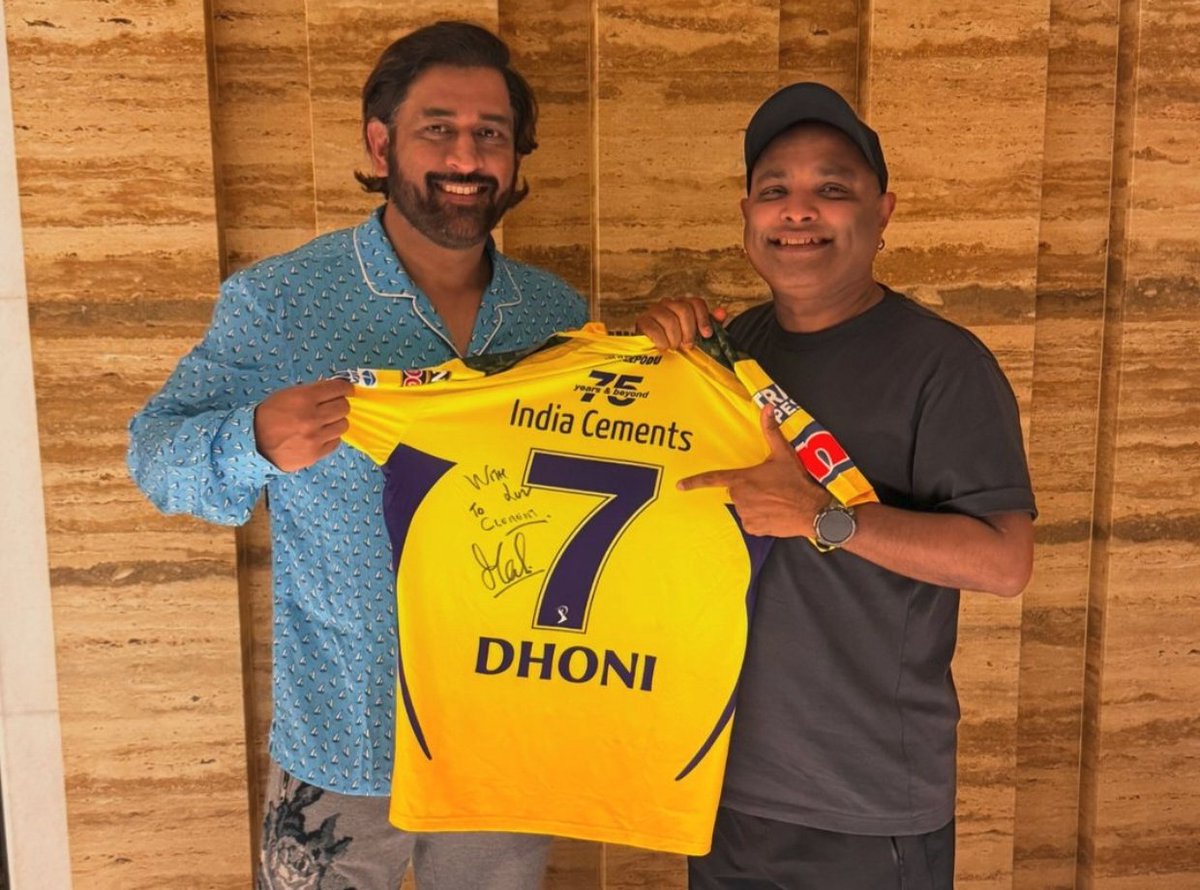 CricBrief2005's tweet photo. MS Dhoni gifted a signed CSK Jersey to his fan at Ranchi. 

#ICC #BCCI #RohitSharma𓃵 #ViratKohli𓃵 #INDvsNZ #GautamGambhir #CSK #IPL2025 #CricketTwitter #TestCricket #RishabhPant #TeamIndia #ShubmanGill #MSDhoni𓃵 https://t.co/ldnHXdlIVq