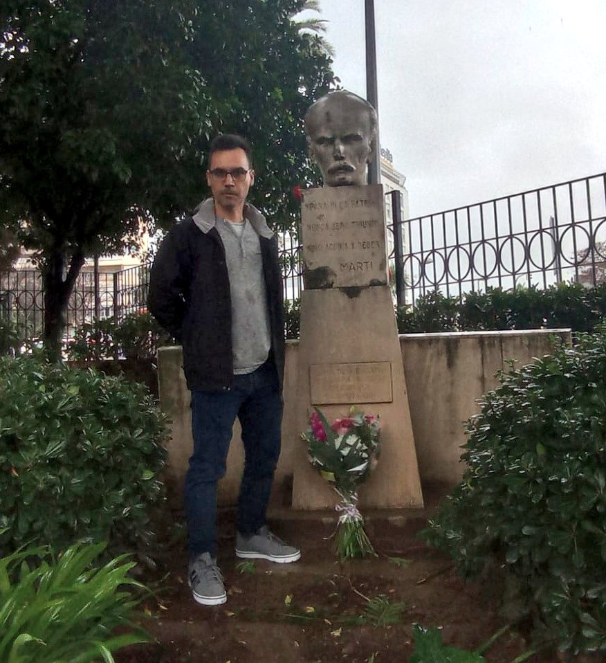 📷 Se encuentra en #Sevilla Marlene Vázquez (<a href="/marlenevp2004/">Dra. C. Marlene Vázquez Pérez</a>), directora del <a href="/CentroMartianos/">Centro de Estudios Martianos</a>. La investigadora ha visitado hoy, junto a nuestro presidente <a href="/danijosha/">Daniel Garcia</a>, el busto de #JoseMartí, héroe nacional de #Cuba 🇨🇺, al que han rendido tributo con una ofrenda floral 💐.