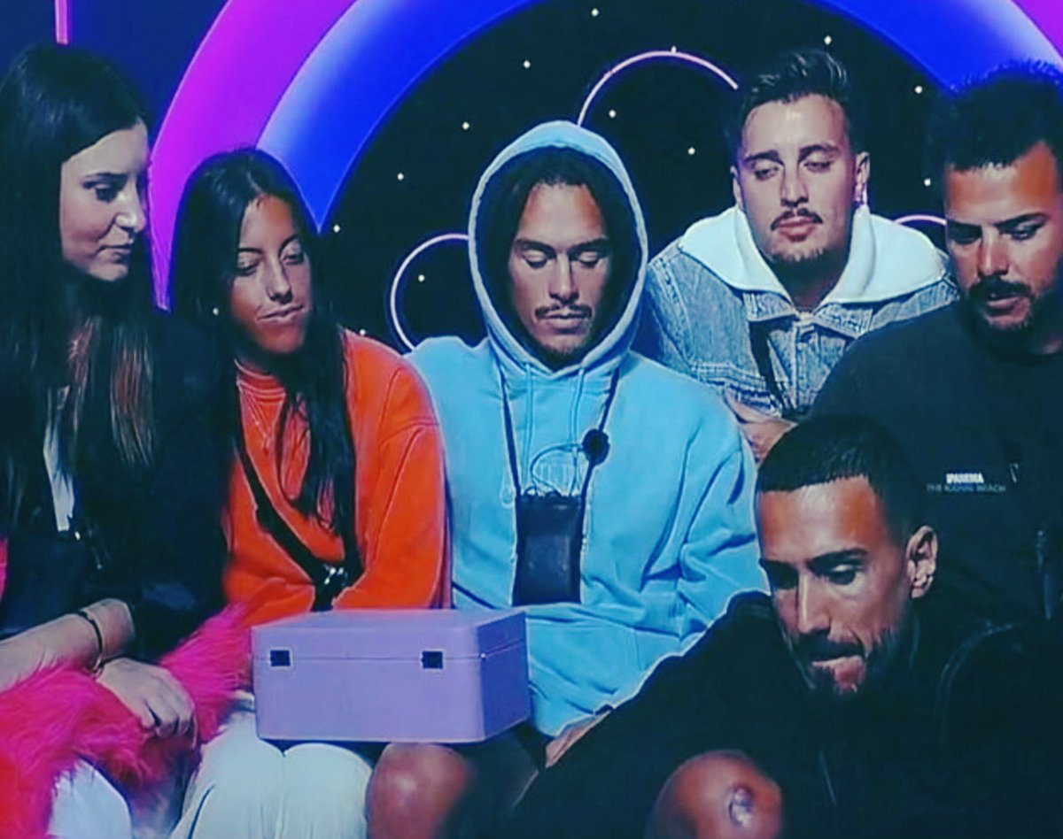 IsabelaVeras8's tweet photo. a malta a matar-se nas redes por causa dos t0 e dos mosqueteiros. e eu amo é a vibe dos cancelados. 😅 #sstvi #oscancelados #maynata #ruben #joaoricardo #maria #heitor https://t.co/BMzqkGECbn
