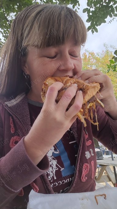 Does anyone else put their pinkies under to support the burger? https://t.co/PW8GQayq9S<a href="/tag/vibing"class="tags"><span>#vibing</span></a>