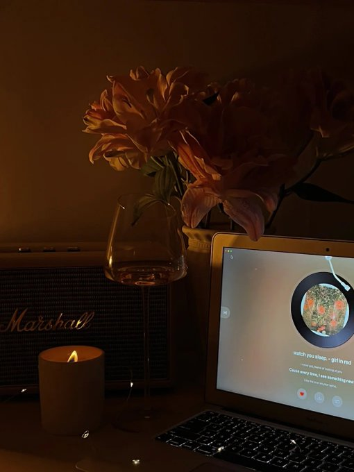 In this quiet night, music follows me everywhere, expressing my inner desires and dreams and breaking the boundaries of loneliness.