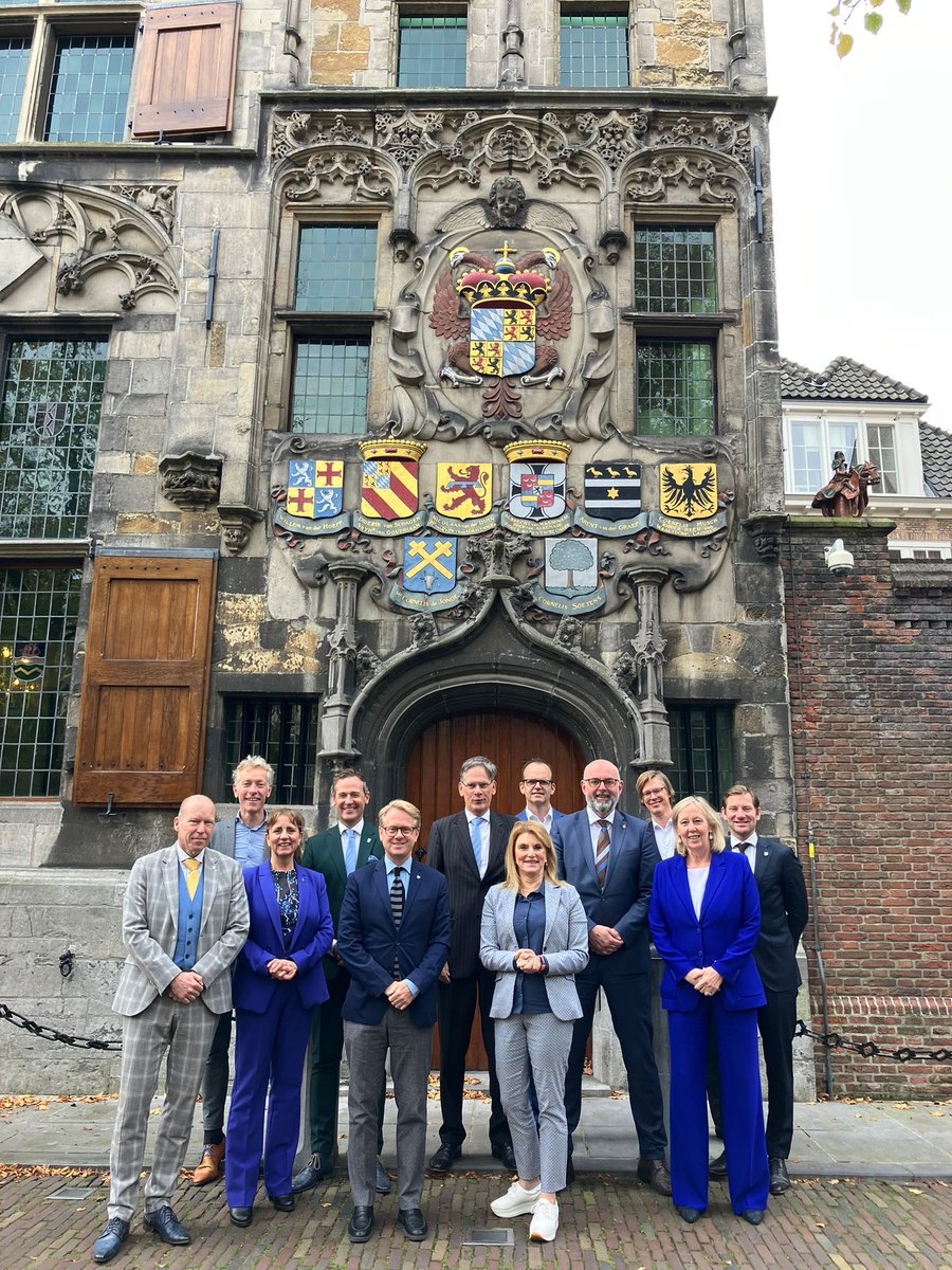 Vanmiddag was het college van B&amp;W <a href="/Gemeente_LV/">Gemeente LV</a> te gast op het gemeenlandshuis <a href="/hhdelfland/">HH Delfland</a> Een uitwisseling van kennis en ideeën op o.a. Water &amp; Bodem als sturend principe, de watertoets, zoetwater en pragmatische voorbeelden van verenigingen van eigenaren (VvE’s) om water langer