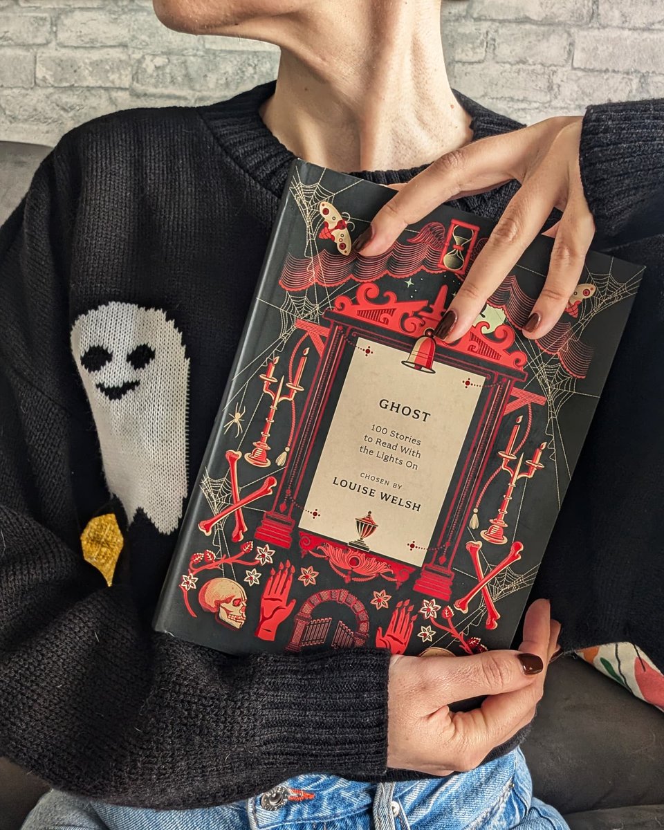 sianmdennis's tweet photo. Goodness gracious me. How STUNNING is this anthology?! How could I NOT pick it up? It was CALLING MY NAME. 

Perfect for spooky, cosy autumn nights in. 👻

@louisewelsh00, I have faith in your selections and I CANNOT WAIT to get stuck in! 🤌🤌

#booktwt #BookTwitter #spooky https://t.co/jQIpPYcXeI