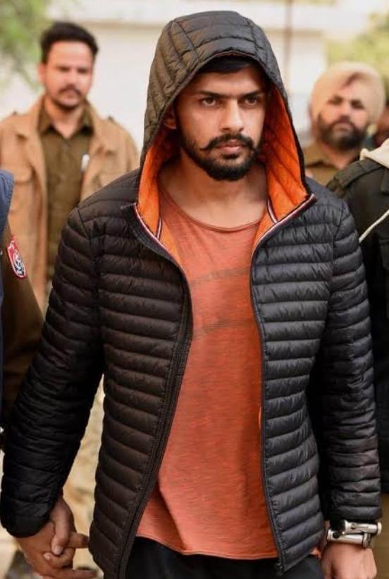 RGVzoomin's tweet photo. If a film is based on the BIGGEST GANGSTER , no film maker will cast a guy who looks like DAWOOD IBRAHIM or CHOTA RAJAN  ..But here , I don’t know a single FILM STAR who is more GOOD LOOKING than B https://t.co/jbZubaTtzY