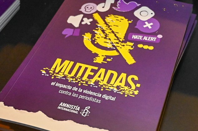 amnistiaar's tweet photo. 📊[NUEVO INFORME] 6 de cada 10 mujeres periodistas en Argentina sufren violencia en las redes sociales. @amnistiaar presenta "Muteadas: el impacto de la violencia digital contra las periodistas".

💜 Descargalo acá: https://t.co/fti3BqHPvC

🔇 85,6% de las víctimas sufrió hostigamiento o trolleo
🔇 45,9% experimentó acoso sexual o amenazas de violencia sexual
🔇44% amenazas de violencia física