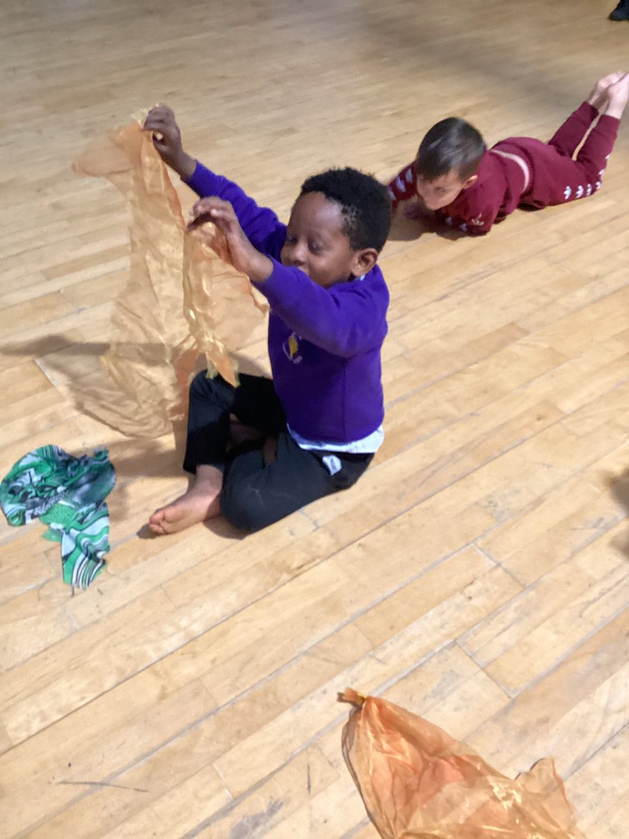 ECS_Keighley's tweet image. Reception had a fun PE session with our flipper flapper scarves today. #grossmotordevelopment #developingstrength #coordination #healthybodies