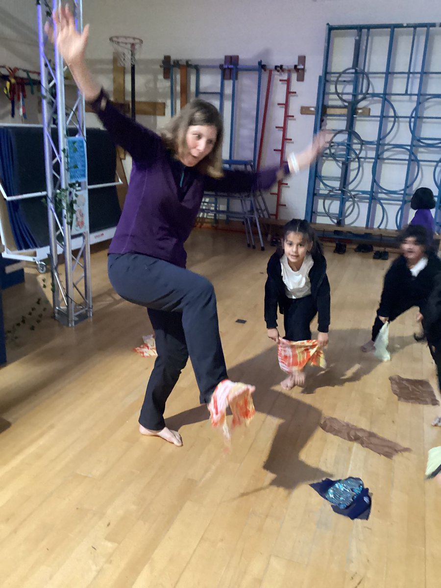 ECS_Keighley's tweet image. Reception had a fun PE session with our flipper flapper scarves today. #grossmotordevelopment #developingstrength #coordination #healthybodies