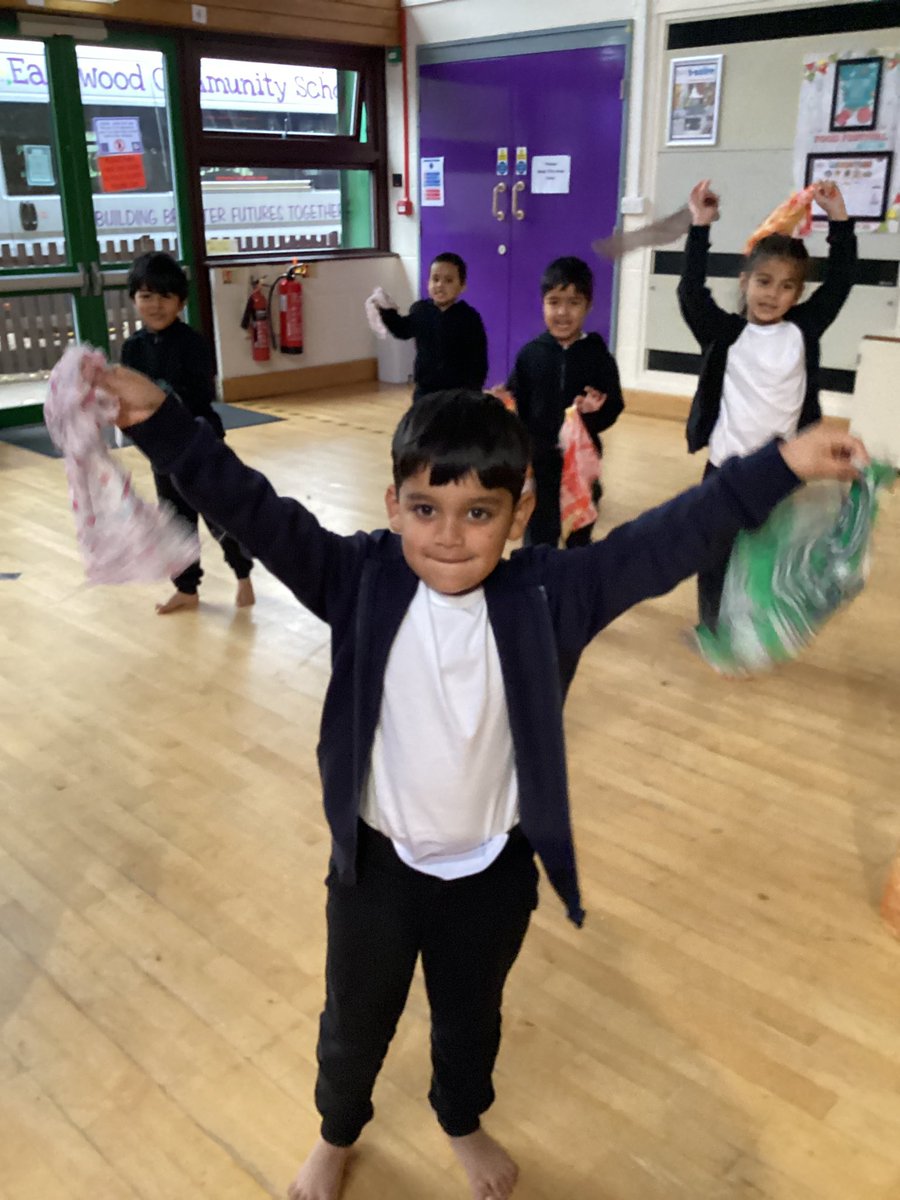 ECS_Keighley's tweet image. Reception had a fun PE session with our flipper flapper scarves today. #grossmotordevelopment #developingstrength #coordination #healthybodies