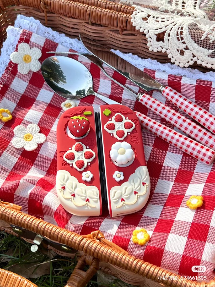 lovesickdoe's tweet image. strawberry joycons