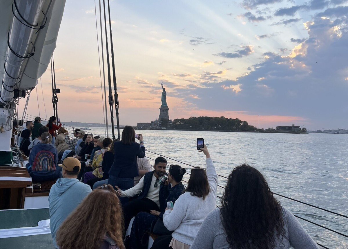 We're in for a stretch of beautiful fall weather in NYC 🌞 Now's the time to join us aboard our brand new sailboat, Adirondack IV, for a fun boat ride to see the fall foliage along the Hudson River, or for a sightseeing skyline sail past the Statue of Liberty. Link in bio!
