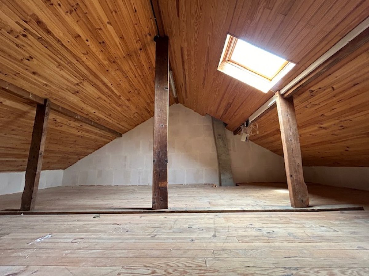 castthings's tweet photo. Pour #tournagefilm, je recherche une maison avec intérieur style années 80 et disposant d'un #grenier .
Tournage dans le grenier + salon + chambre (d'adolescent de préférence).

https://t.co/xPEgCIBP6s https://t.co/KljHXoC3rv