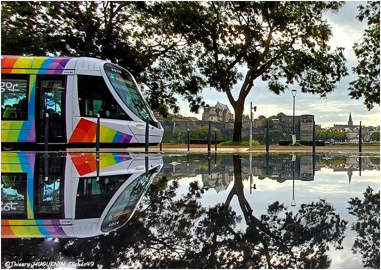 Cliches49's tweet photo. Quand le tramway d'Angers se mire dans l'eau, la ville dévoile une poésie urbaine, où modernité et nature se rejoignent dans un jeu de reflets...
#tramway #irigo #irigoangers #alsthom #angers #photographie #refletdansleau Ville d'Angers https://t.co/85TIf5FLNm