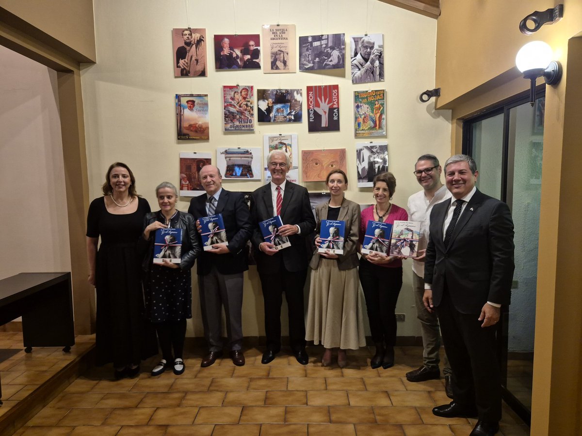 juliodvh's tweet photo. En el  de Acto homenaje a Roa Bastos, 50 años "Yo El Supremo" entregamos libros en reconocimiento a embajadores Argentina (1er y 2do exilio) Brasil (asilo diplomático en 47) España (jornadas por la democracia en el 87 y Premio Cervantes 89) Francia (3er exilio en Toulouse) https://t.co/foV2mdaMaG
