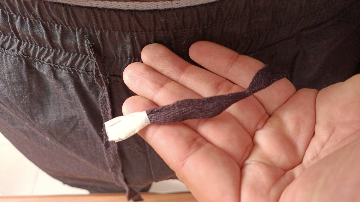 afglor's tweet photo. @CCPerro en serio tienen que hacer algo con los estándares de calidad de sus prendas, literalmente unieron el cordón de un pantalón con cinta? Quién más ha pasado por algo así? @Profeco que procede aquí? Sucursal Solesta #Puebla https://t.co/Sa1elqqCIq