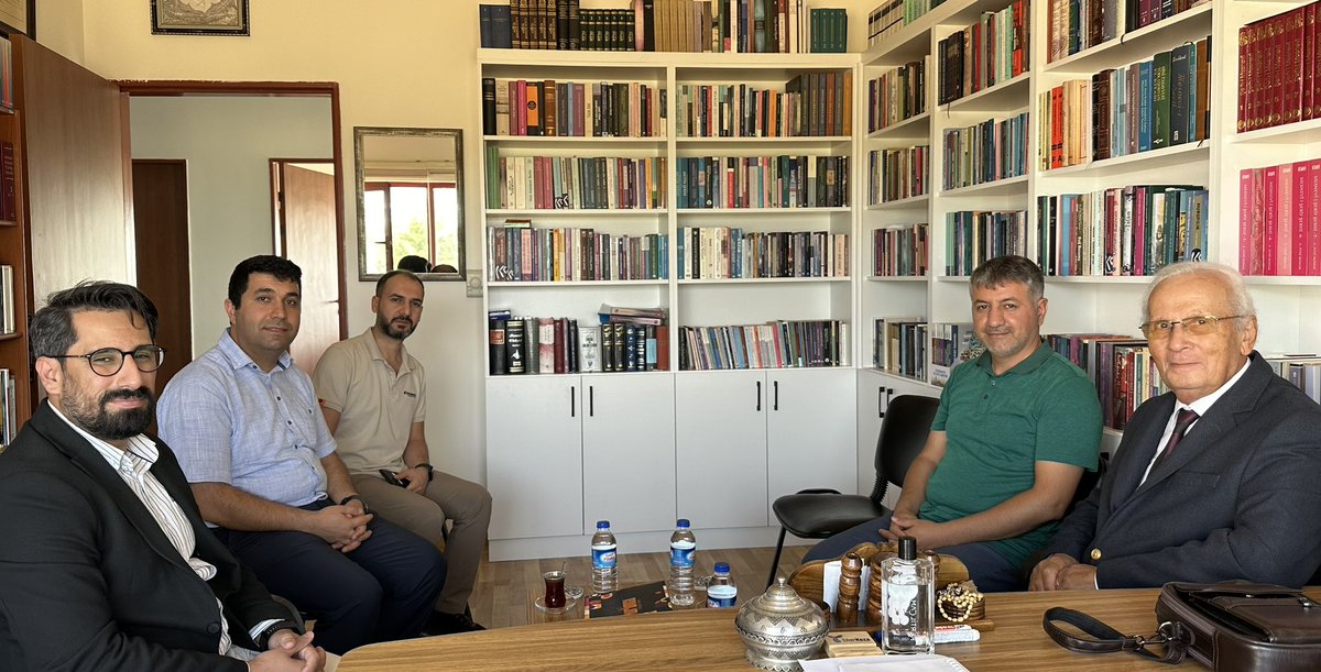 Kadim Diyarbekir’in kültür hafızası Mehmet Kadri Göral Beyefendi’yi üniversitedeki fakirhanemde ağırladım. Maziden atiye uzanan çizgideki ufuk açıcı sohbeti vesilesiyle kendisine şükranlarımı arz ediyorum.