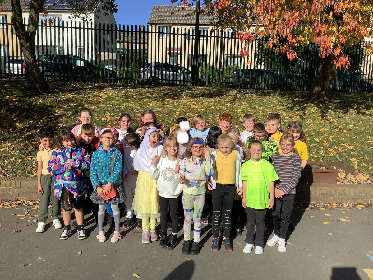 ReinwoodJuniors's tweet photo. #RJS4D having a catch up on photos from a busy week last weekβ¦here we are enjoying #helloyellowday for #worldmentalhealthday https://t.co/G8h09HtfqE