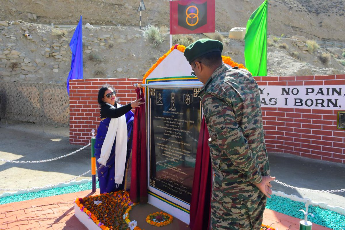 When a sister came all the way from Jaipur to Kaksar in Kargil to rename a bridge in her only brother's name

CAPTAIN AMIT BHARDWAJ 
4 JAT #IndianArmy 

who was immortalized fighting pakis at #BajrangPost in #KargilWar in 1999.
 
#FreedomisnotFree few pay #CostofWar.