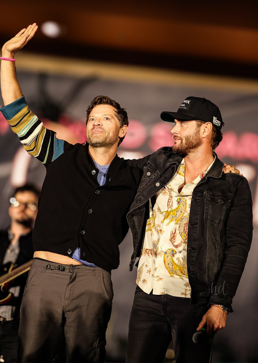 “It’s been a long time comin’, but”

No really, I finally got to see these two on stage together 😌

#SPNChar #SPNNC