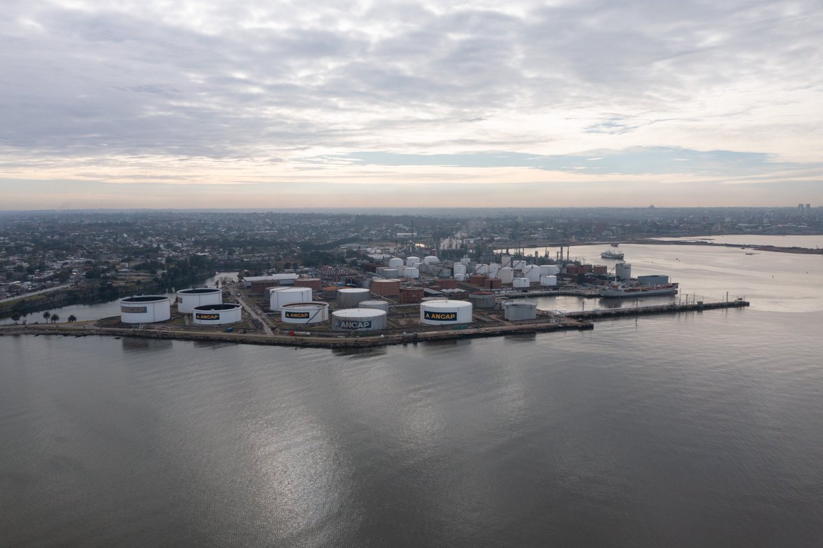 Hoy celebramos el 93° aniversario de ANCAP. El 15 de octubre de 1931, se concretó la construcción de la primera y única Refinería de combustibles, convirtiéndose en la empresa industrial más importante del país.

#93Aniversario
#93añosANCAP