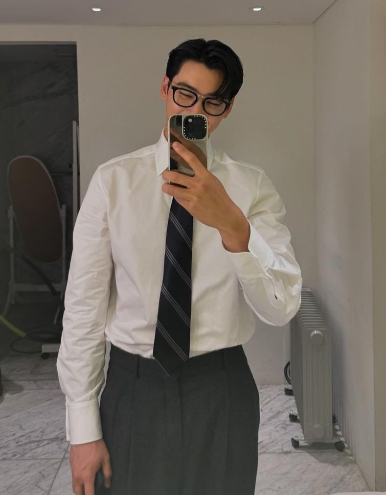 bieunu's tweet photo. YALL CAN'T UNDERSTAND HOW MUCH I LOVE THIS GOOFY SIDE OF EUNWOO 😭 https://t.co/0uwDWtdJ47