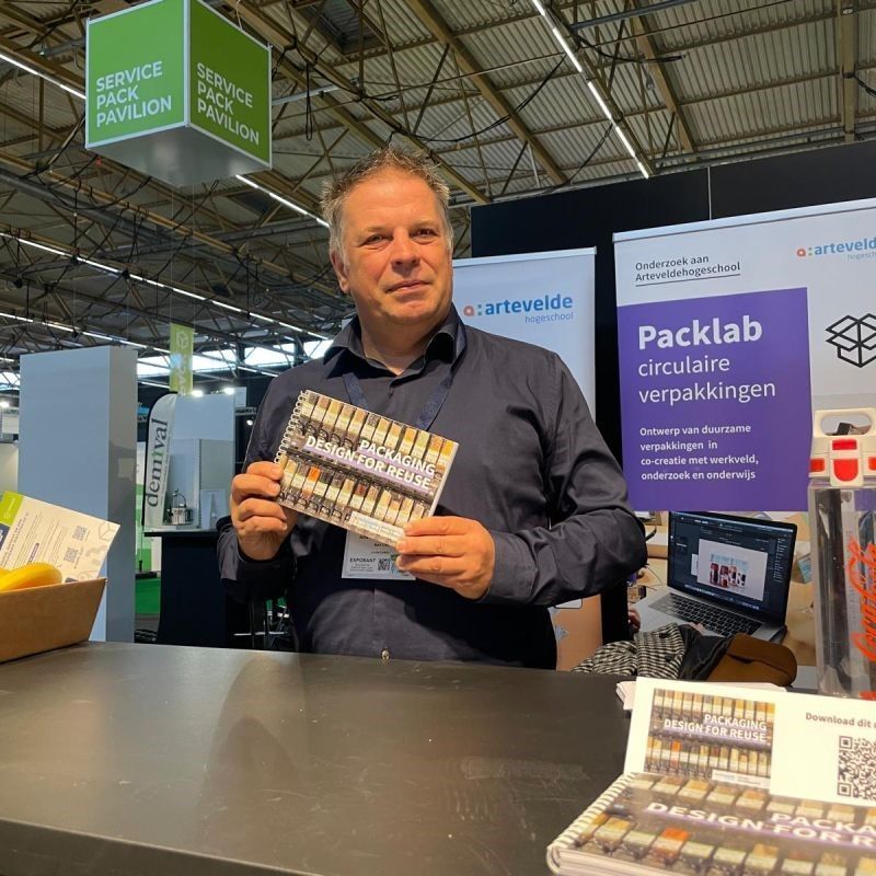 Onderzoeker Bart Calis werkt aan betere #herbruikbare verpakkingen volgens het Design for Reuse principe. ♻️ Hij vertaalde de functionaliteiten naar een praktisch handig werkboek. Download het onderzoeksrapport⤵️  buff.ly/3NrbRp6