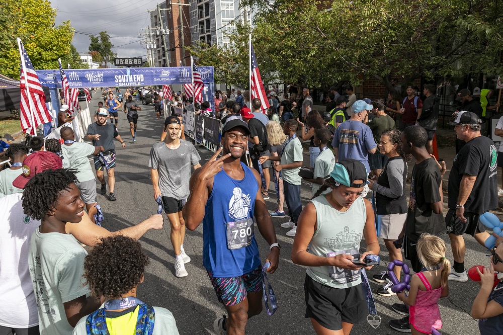 SouthEndShuffle's tweet image. Repping the RunBots at the South End Shuffle! 🏃‍♂️ Who’s ready for RunBots tonight? Let’s keep that South End Shuffle energy going!

Presented By: @SkufcaLaw @woodenrobotale @BeaconCLT
📸: @CharlotteImage

#SouthEndShuffle #runsouthend #runbots #runcharlotte #charlotte #SouthEnd