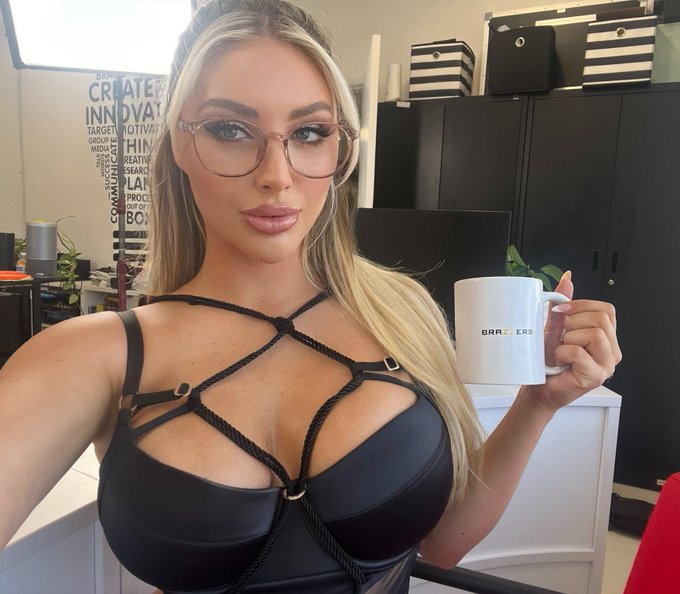 Watch Kayley Gunner's leaked NSFW photo on TwXstars