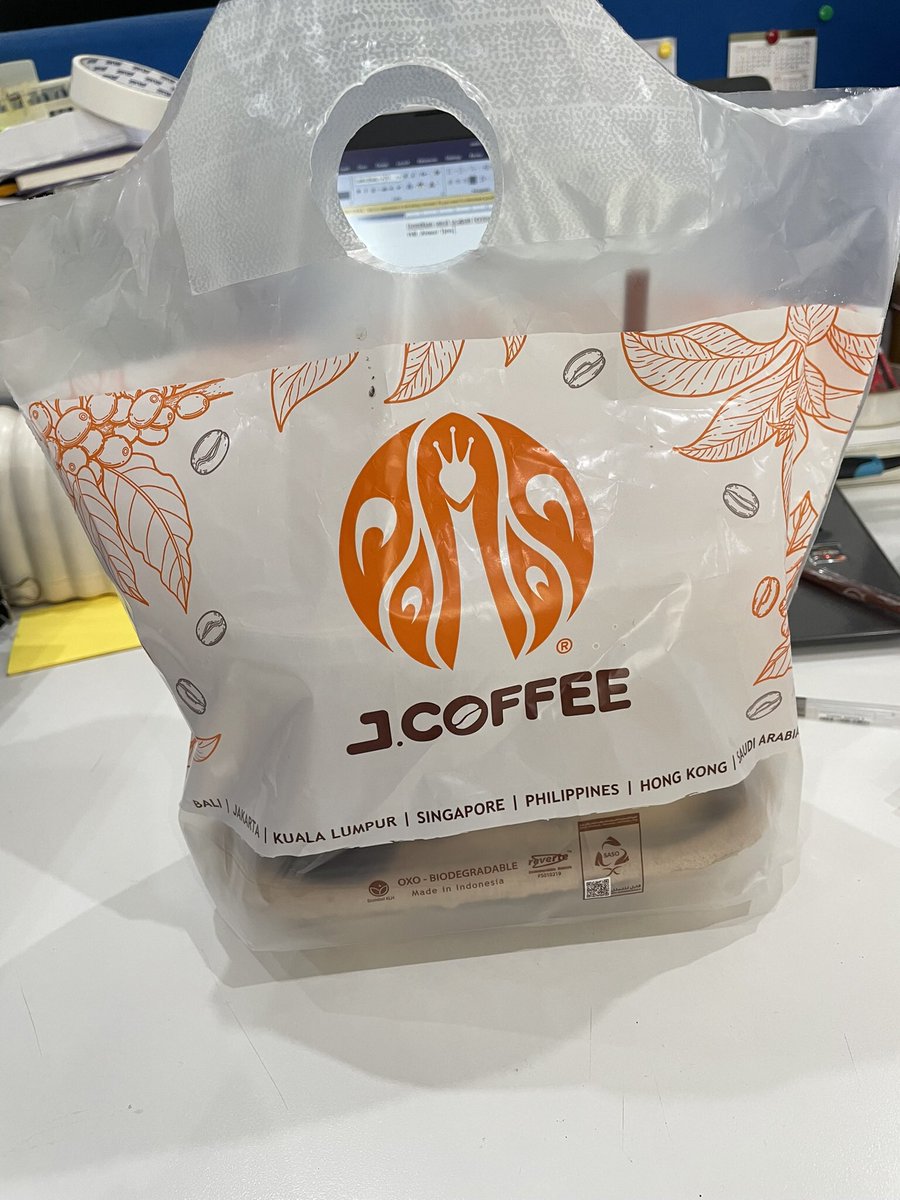 crucheese's tweet photo. Love language mas pacar @Hizkiaadhitya09 ngasih kopi, katanya biar jadi moodbooster di hari yg gila ini. Love you mas pake banget 🫶🏻🫶🏻 https://t.co/0uVlGumnHa