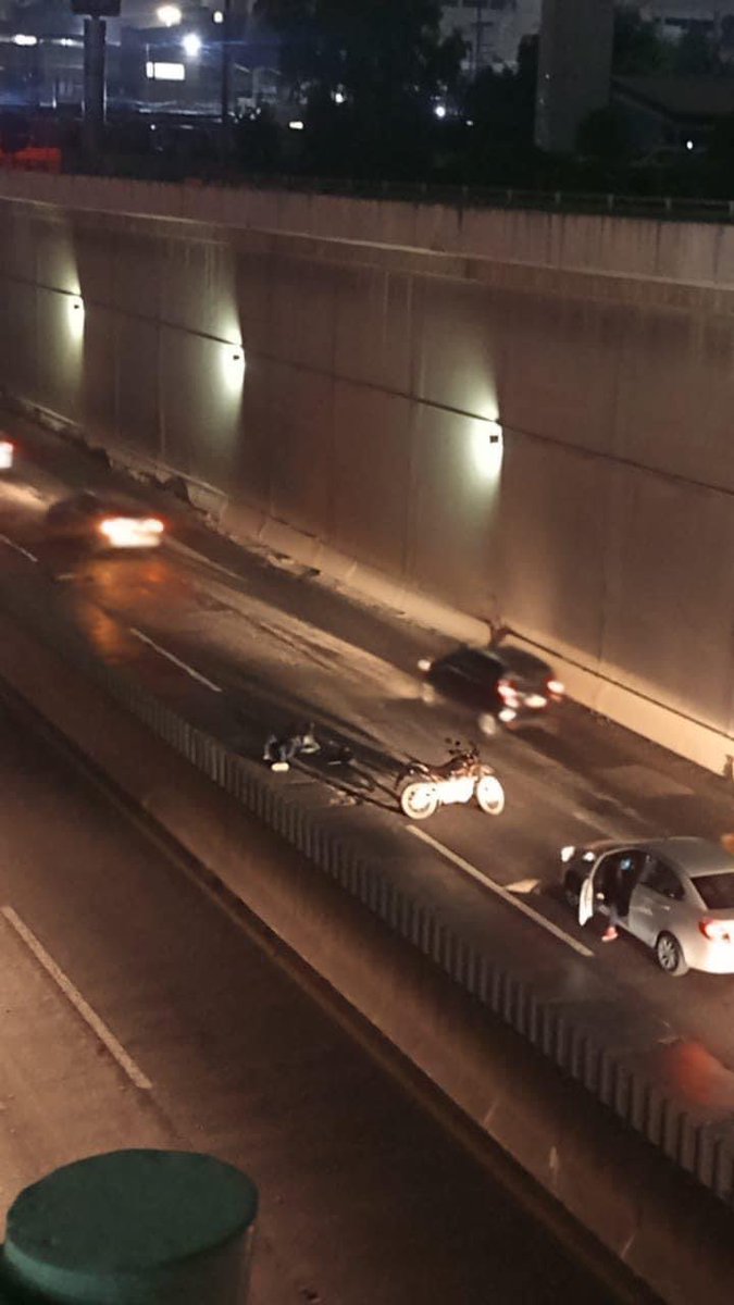 😱🚑🏍️ Motociclista cae en bache y sufre aparatoso accidente en la avenida Alfredo del Mazo, en #Toluca. 

Ocurrió en dirección a Tres Caminos, a la altura del puente a desnivel que conecta con Paseo Tollocan.

📸 Edoméx AHORA