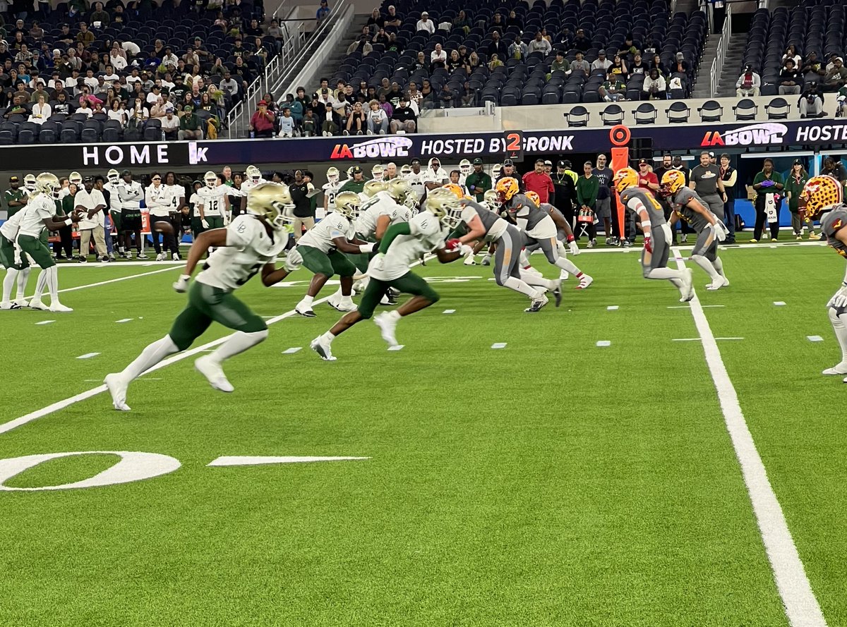 SCOSOrthoWest's tweet image. Congrats to Dr. Veneziano and the undefeated Mission Viejo Diablos! @MVHSFootball @missionviejo_hs #sportsdoc #teamdoc #orthowest #SoFi #SCOS #gronk
scosortho.com/in-the-news-or…