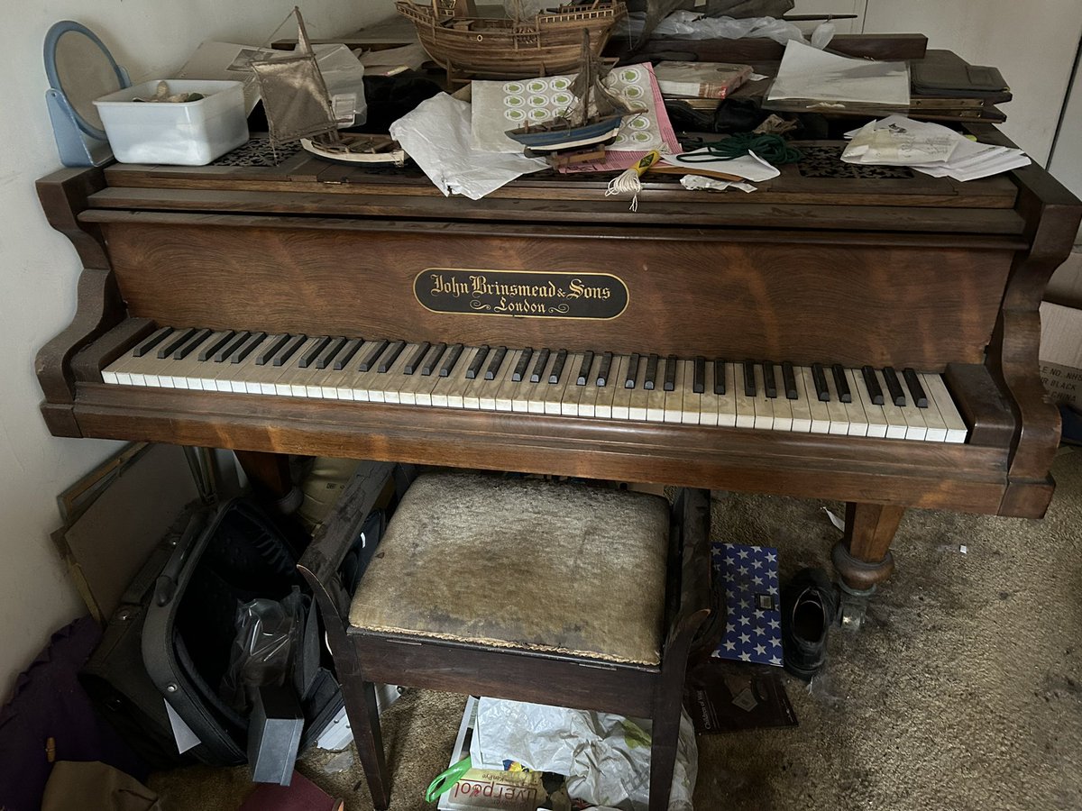 thedustyteapot's tweet photo. Do you know anyone who would like a grand piano? It’s FREE but you need to collect it before 28th October … and it’s heavy! https://t.co/U4Er2xmIU9