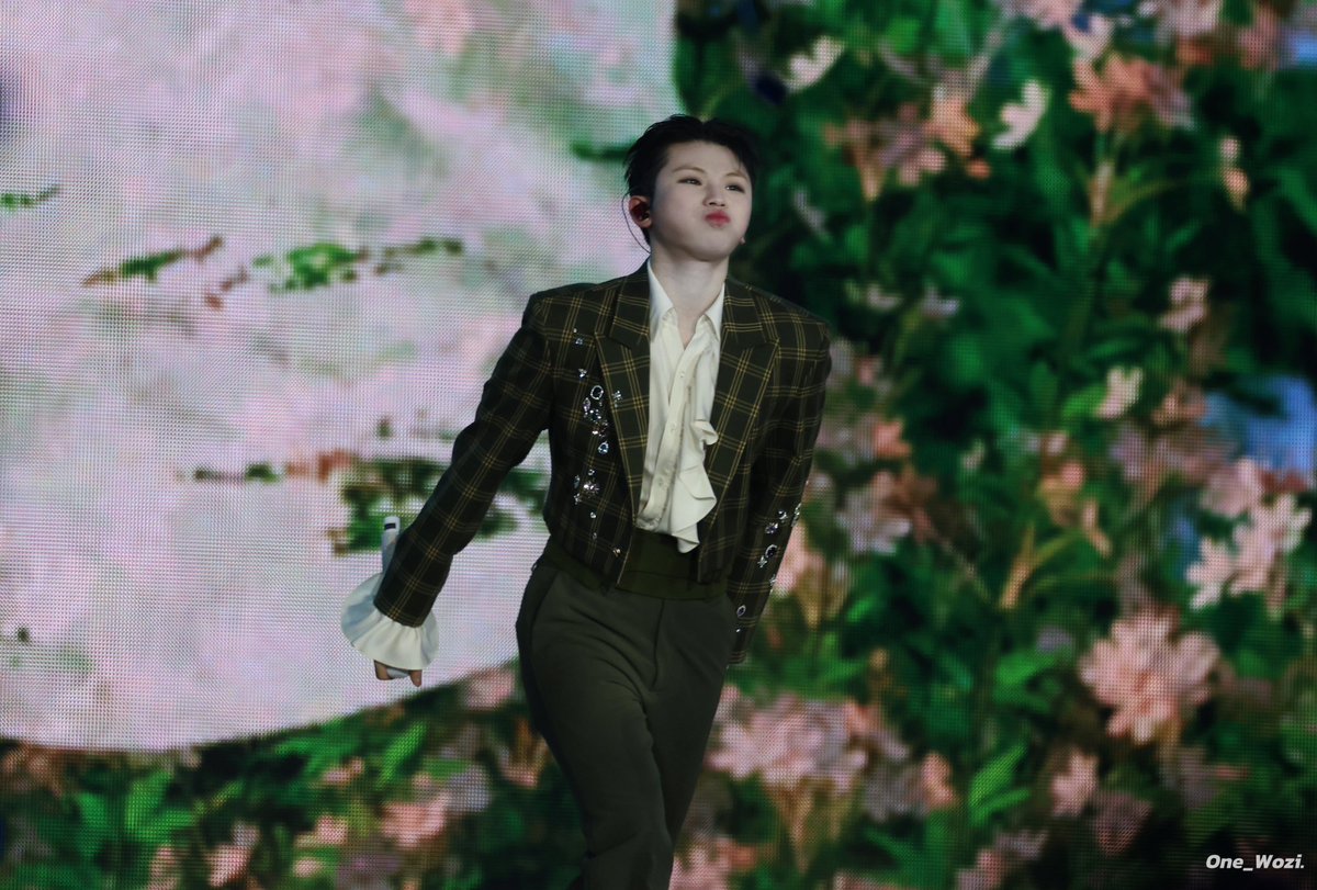 241013 RIGHT HERE day2

뽀뽀

#우지 #WOOZI  #이지훈  #ウジ  #세븐틴 #SEVENTEEN