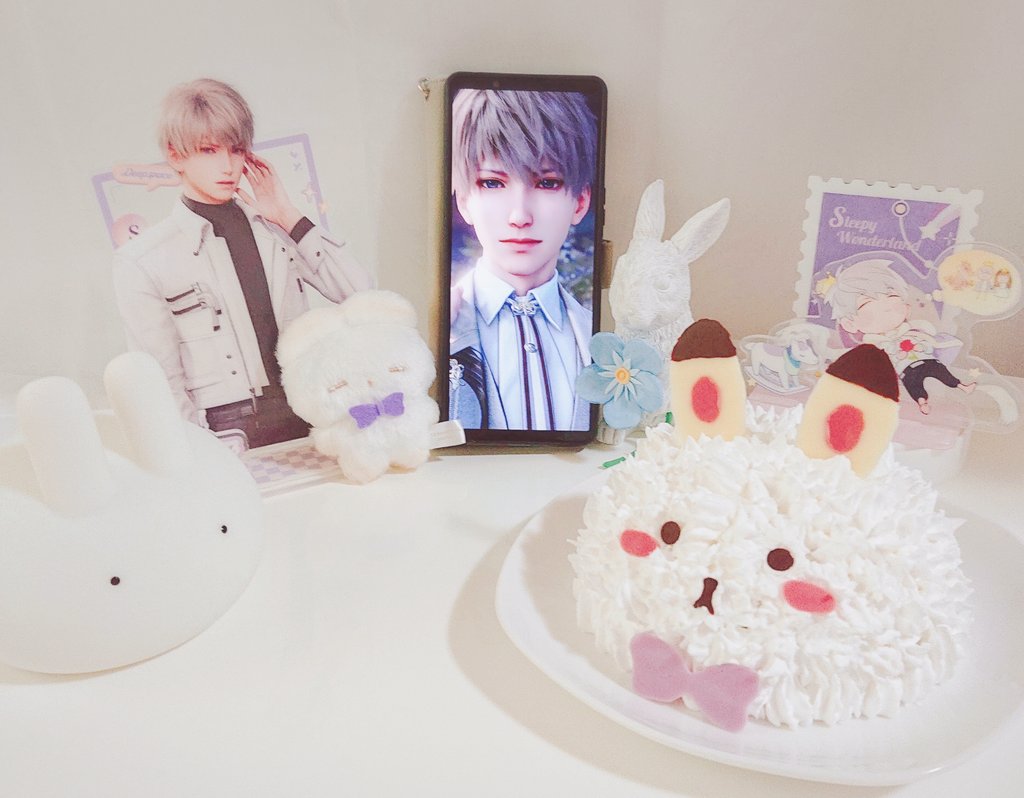 yukimaru_0v's tweet image. そしてこちらは我が家の誕生日会の様子です。
うさぎたちに囲まれるセヤさん🐰⭐️✨️
セヤに出会えて本当に良かった！これからもたくさん思い出作ろうね☺️