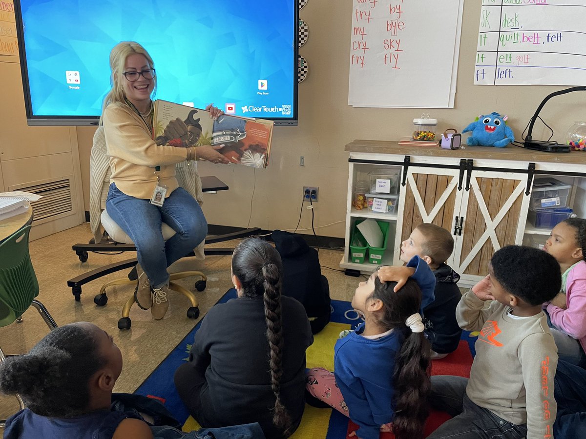🎉 HISPANIC HERITAGE | As #HispanicHeritageMonth draws to an end, <a href="/ITESCardinals/">IndianTrailCardinals</a> and <a href="/MLEmustangs/">Minors Lane Mustangs</a> both held events this week to celebrate Hispanic heritage—a school-wide assembly at Indian Trail and volunteers reading books celebrating Hispanic culture at Minors Lane! #WeAreJCPS