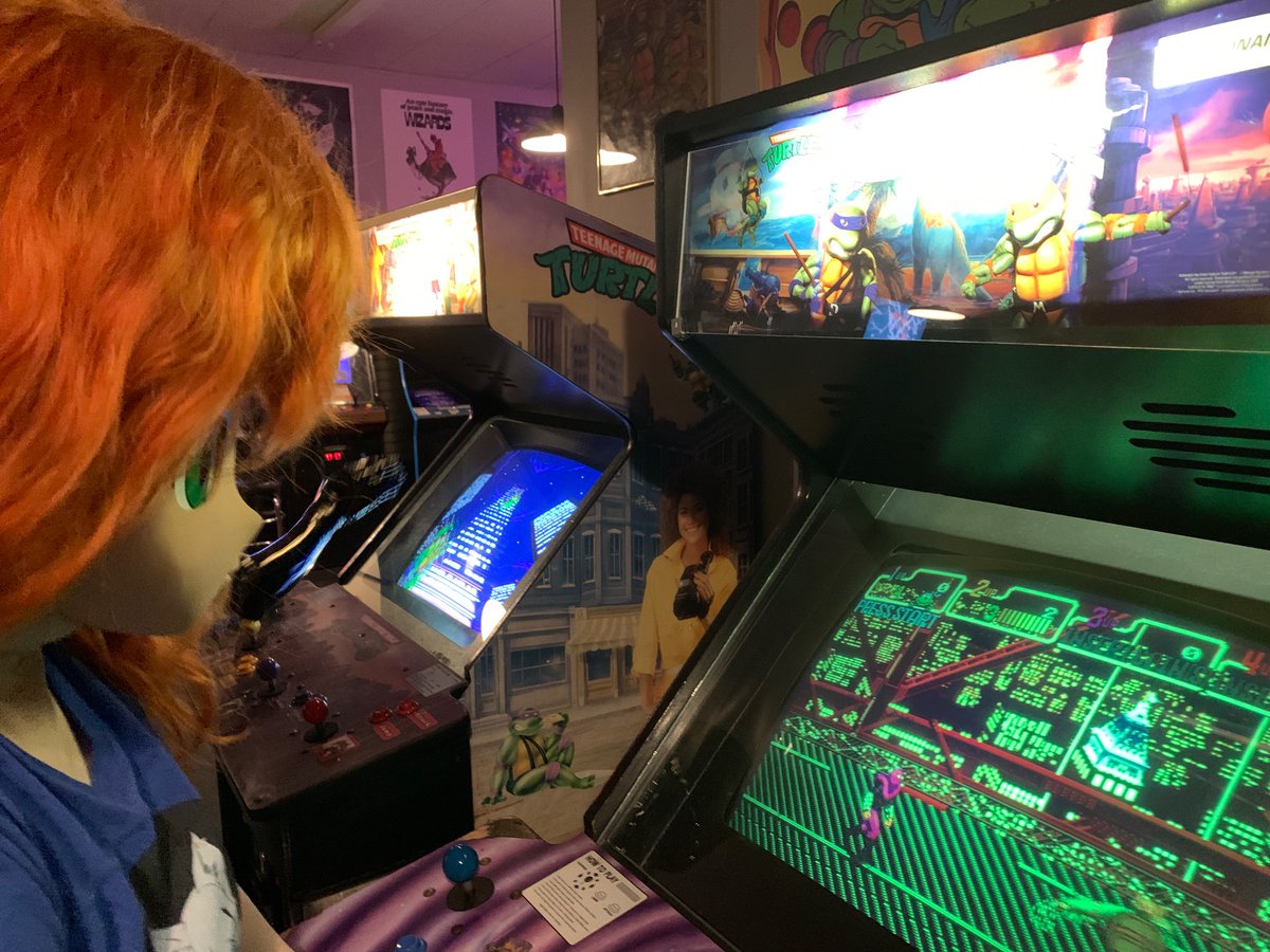 Went digging through some old photos and found these gems! If you thought Turtles in Time was hard already, try playing in kig!

#tmnt #kigurumi #animegao #arcade #redhead #cosplay