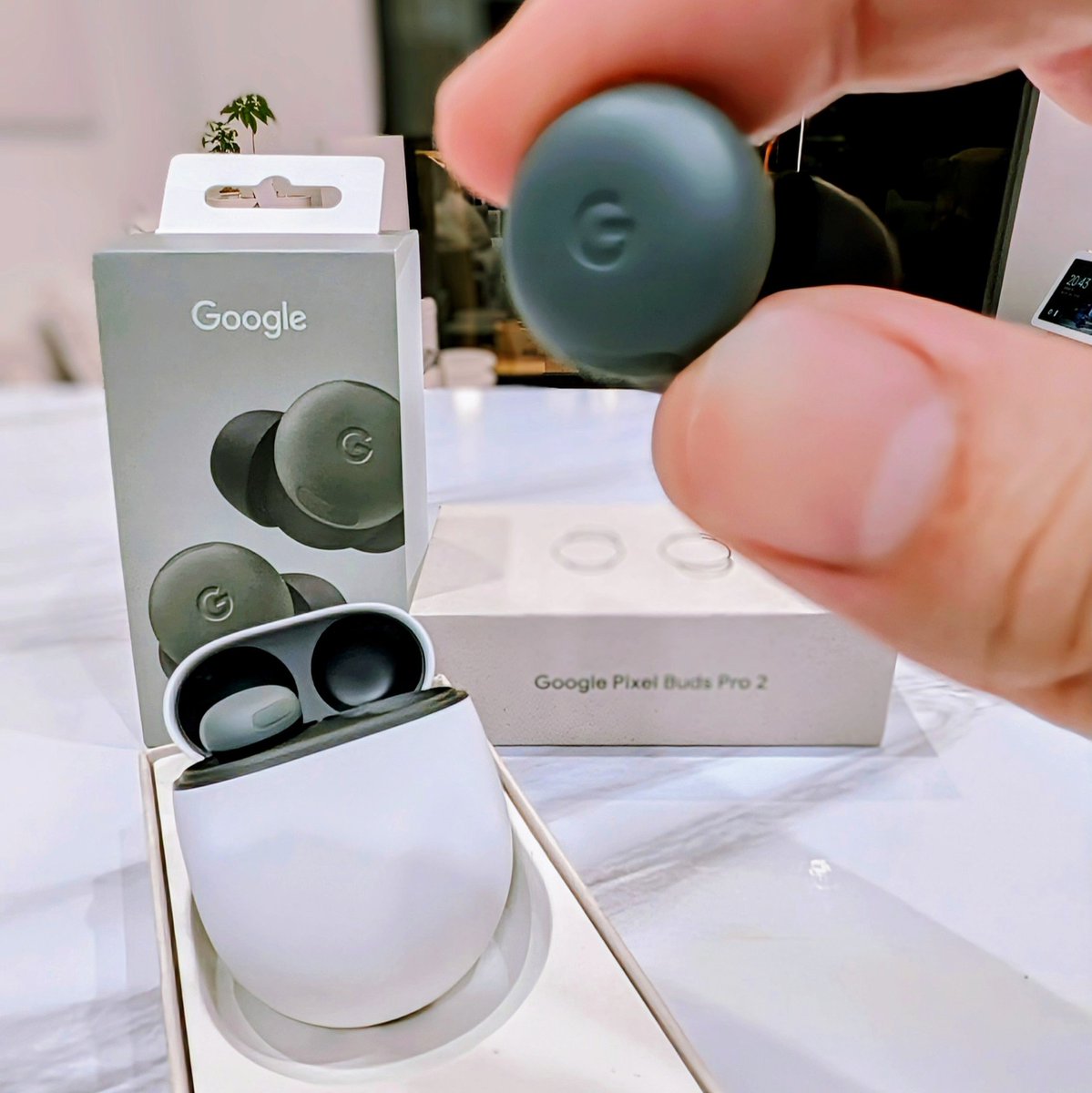 對於隨身3C的品牌信仰
　
自從上一副無線藍芽耳機壞了之後，我一直還缺一副輕便型入耳式降噪耳機，Google推出了Pixel Buds PRO 2，設定介面完美整合Pixel手機，還有相當出色的降噪效果和我的木耳聽起來很棒的音質(我認真是木耳)，現在總算是把生活中需要用到的耳機根據我自己的品牌信仰湊齊了。