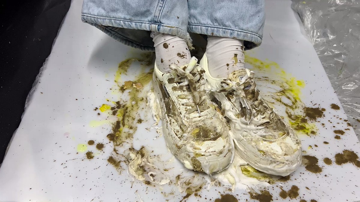 Funghibear's tweet photo. Sneakers smash eggs and smeared with yellow slime 板鞋踩碎鸡蛋并被黄色黏液污染 https://t.co/fZy0GjnAWv 来自 @YouTube https://t.co/8SIbDJGf3x