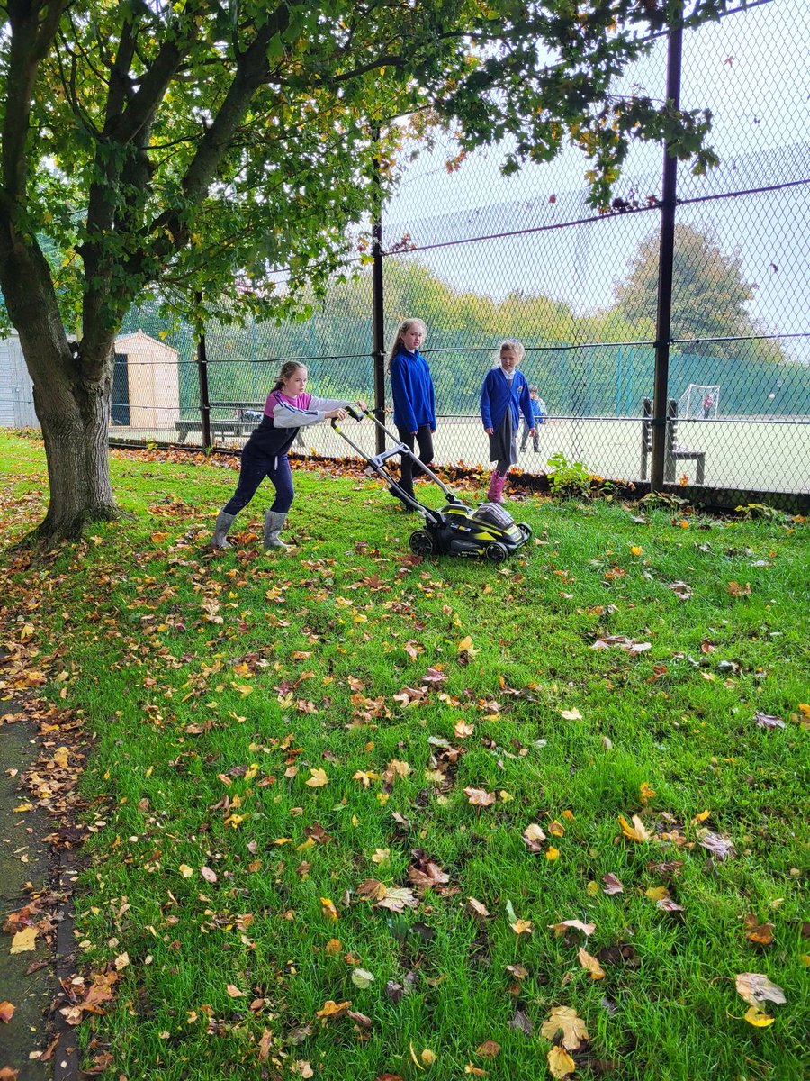 SychdynFarmClub's tweet photo. A hive of activity tonight in farm club. The new leaf blower is blowing their minds 🍂🍃🍂@sychdynschool https://t.co/oqtWbnIQ0l