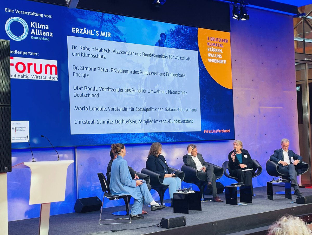 bEEmerkenswert's tweet image. 📍 Beim heutigen 3. Deutschen Klimatag der Klima-Allianz Deutschland hat Präsidentin Dr. Simone Peter des Bundesverband Erneuerbare Energie e.V. (BEE) die Gelegenheit mit Robert Habeck in den direkten Austausch zu gelangen.

💡 Die Idee. Kurz und knappe #Statements an den