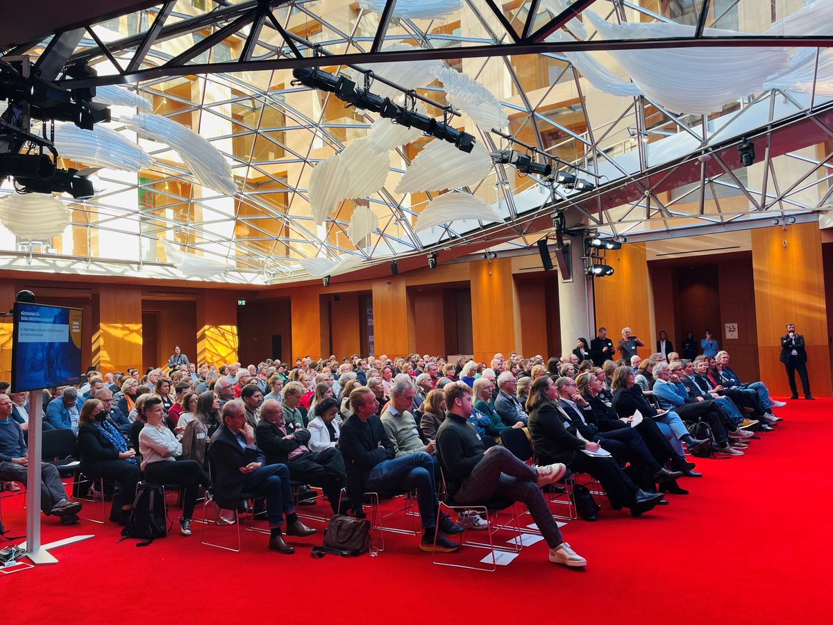 bEEmerkenswert's tweet image. 📍 Beim heutigen 3. Deutschen Klimatag der Klima-Allianz Deutschland hat Präsidentin Dr. Simone Peter des Bundesverband Erneuerbare Energie e.V. (BEE) die Gelegenheit mit Robert Habeck in den direkten Austausch zu gelangen.

💡 Die Idee. Kurz und knappe #Statements an den