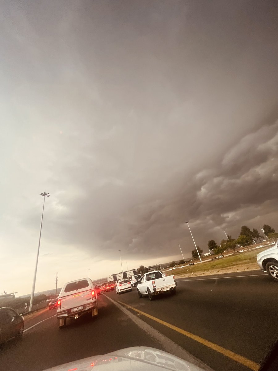 Heavy thunderstorms expected in JHB tonight. Be careful as you drive around the JHB areas tonight.

#WeatherUpdate