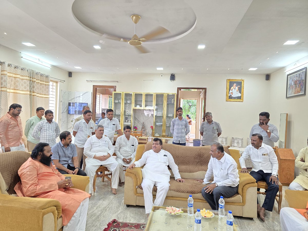 MBPatil's tweet photo. #ದೇವರಹಿಪ್ಪರಗಿ ಕ್ಷೇತ್ರದ ಶಾಸಕರಾದ ಶ್ರೀ ರಾಜುಗೌಡ ಪಾಟೀಲ್ ಅವರ ತಾ���ಿಯವರಾದ ನೀಲಮ್ಮ ಗೌಡತಿ ಪಾಟೀಲ ಅವರು ನಿಧನರಾದ ಹಿನ್ನೆಲೆಯಲ್ಲಿ ಸ್ವಗ್ರಾಮ ಕುದರಿ ಸಾಲವಾಡಗಿ ಮನೆಗೆ ಭೇಟಿನೀಡಿ ಕುಟುಂಬದ ಸದಸ್ಯರಿಗೆ ಸಾಂತ್ವಾನ ಹೇಳಿದೆ.  ಮಾತೃಶ್ರೀ ಅವರನ್ನು ಸ್ಮರಿಸಿ ಗೌರವ ಸಲ್ಲಿಸಿದೆ. https://t.co/roir4klr7e