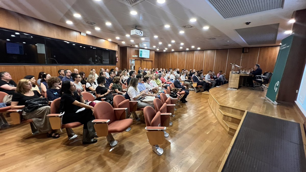 mccamposacunha's tweet photo. #LlenoAbsoluto en la sesión inaugural del itinerario #DIVALDirectia de la @formacioDIVAL, un lujo haber impartido la conferencia de apertura. 
Analizando retos y desafíos a los que se enfrenta el mundo local, el diagnóstico de actualidad y los escenarios de futuro, #IA mediante.. https://t.co/p9VVOu146S