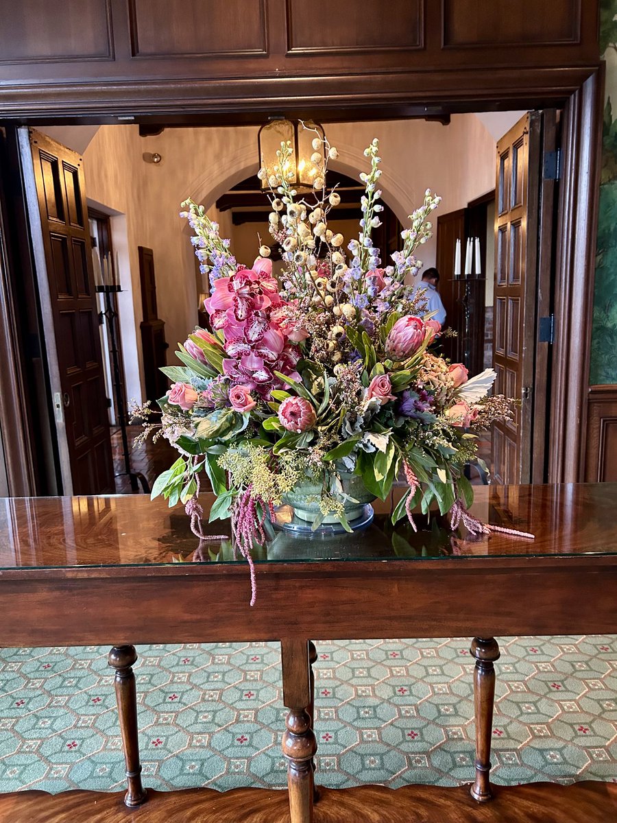 fleur_de_CCD's tweet photo. Enjoying this beautiful main dining room arrangement by new CCD florist Denise Dalecke.  Stunning! https://t.co/VnlZpkC4g7