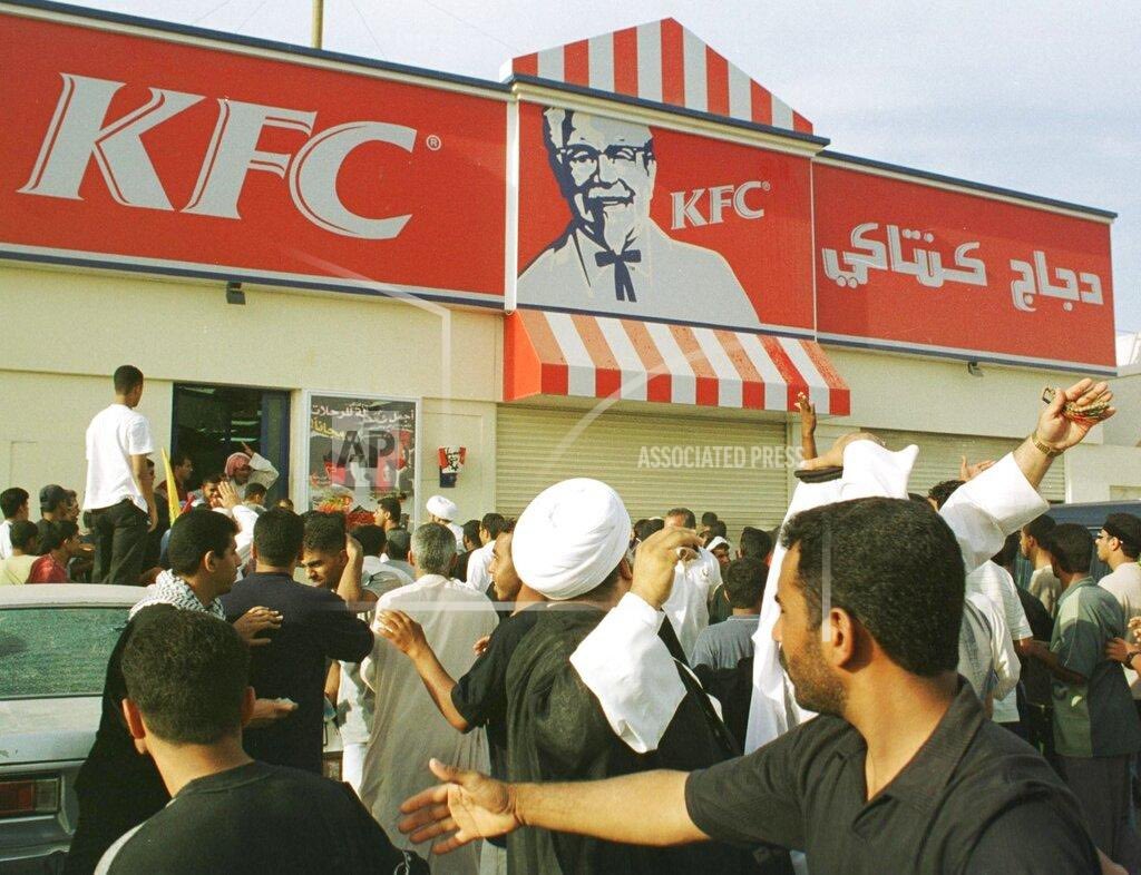 المنامة - البحرين | أبريل 2002

رجل دين يحاول منع متظاهرين من مهاجمة مطعم الوجبات السريعة الأمريكي "#كنتاكي" خلال مسيرة في العاصمة #المنامة بعد استشهاد محمد جمعة الشاخوري في المستشفى عقب مشاركته في مسيرة داعمة لـ #فلسطين أمام #السفارة_الأمريكية في #البحرين.