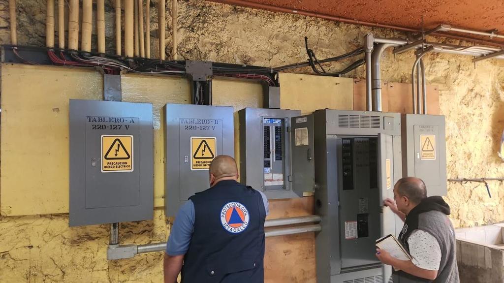 PCizta's tweet photo. Realizamos la revisión de las instalaciones de gas, eléctricas y generales por parte de Protección Civil en los mercados públicos de #LaAlcaldíaDelPueblo. Iniciando con los Mercados Pantitlan, 24 de Diciembre y José López Portillo.
@IztacalcoAl https://t.co/L9FZ7QtTT1