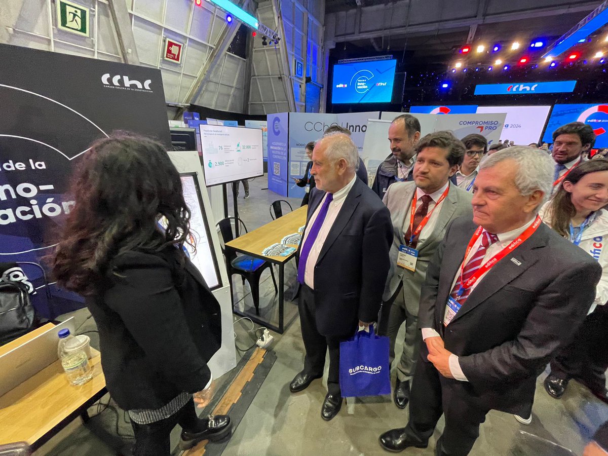 CChC_Chile's tweet photo. #EDIFICA2024 | Autoridades realizan un recorrido por la feria para conocer las empresas, proyectos y emprendimientos presentes ¡La construcción se reactiva en el evento más importante de para la industria!🏗️ https://t.co/w2X2Dc4jAH